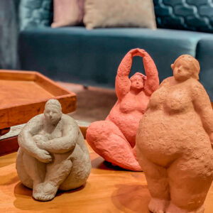 escultura mujer decorativa